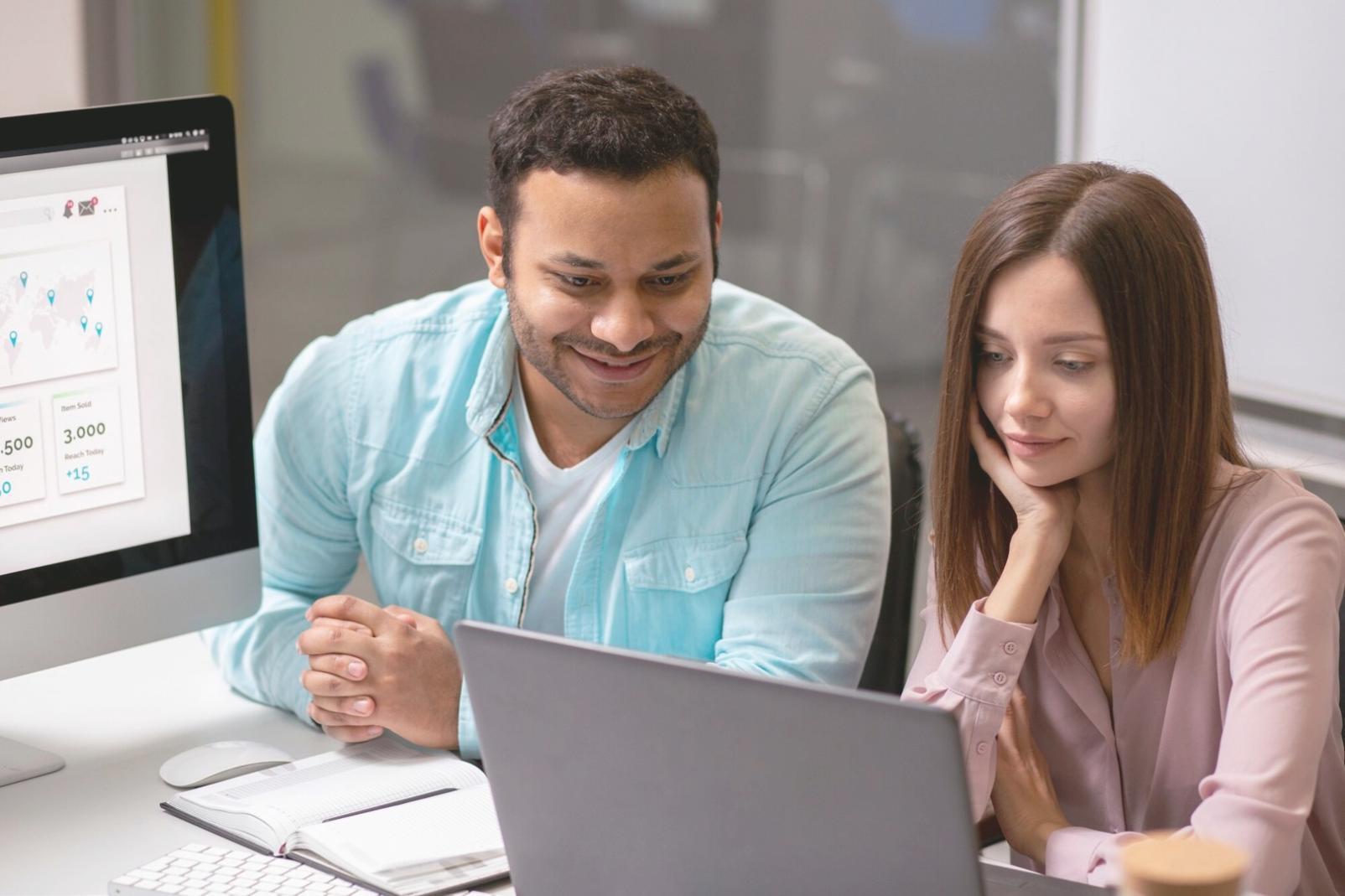 Equipo de zavitanorae trabajando en estrategias financieras para startups