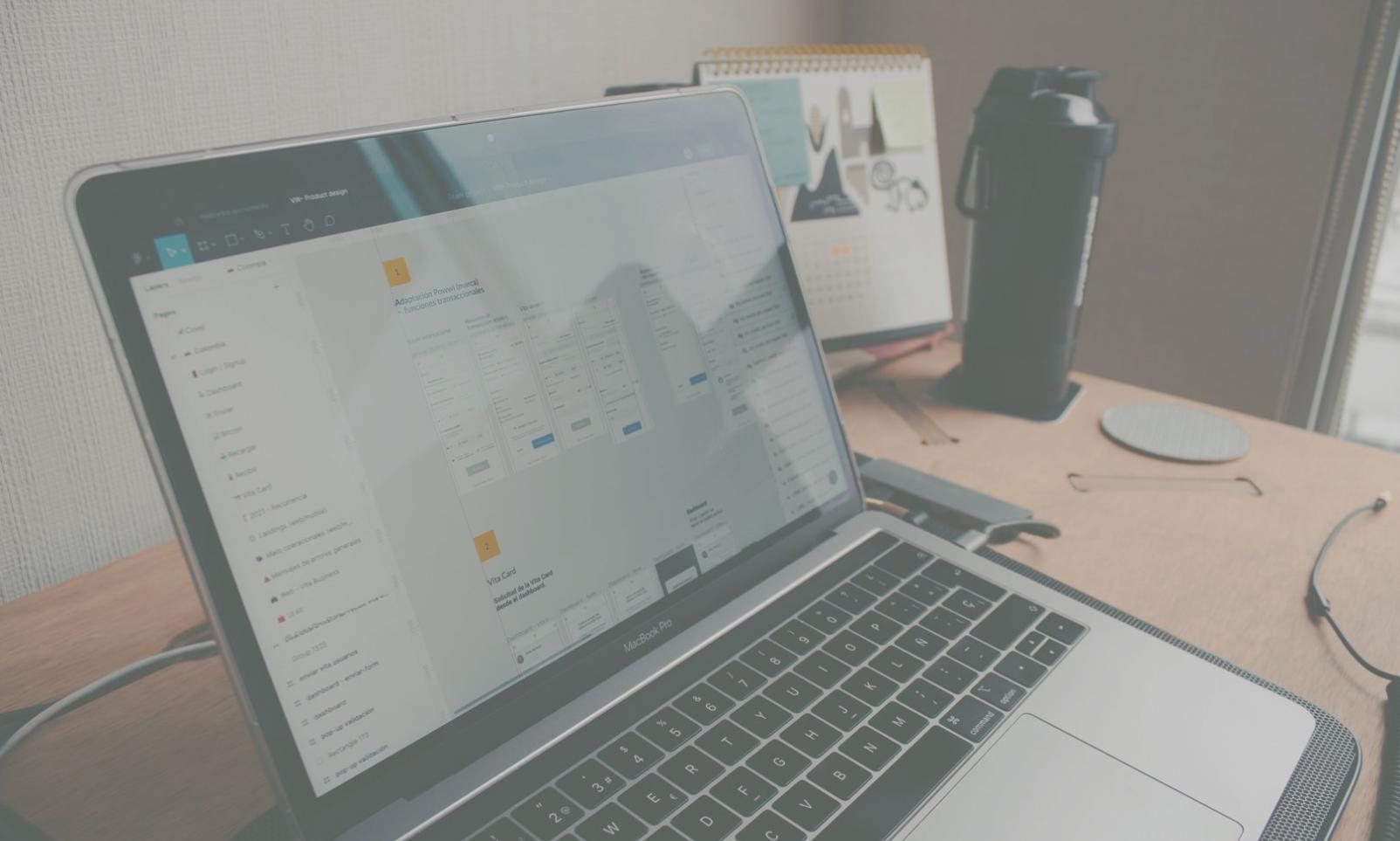 Sesión práctica de formación financiera con emprendedores trabajando en análisis de estados financieros