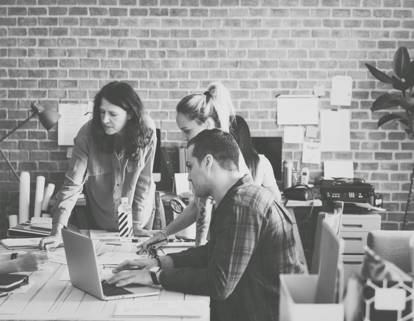 Emprendedores trabajando en estrategias financieras para startups