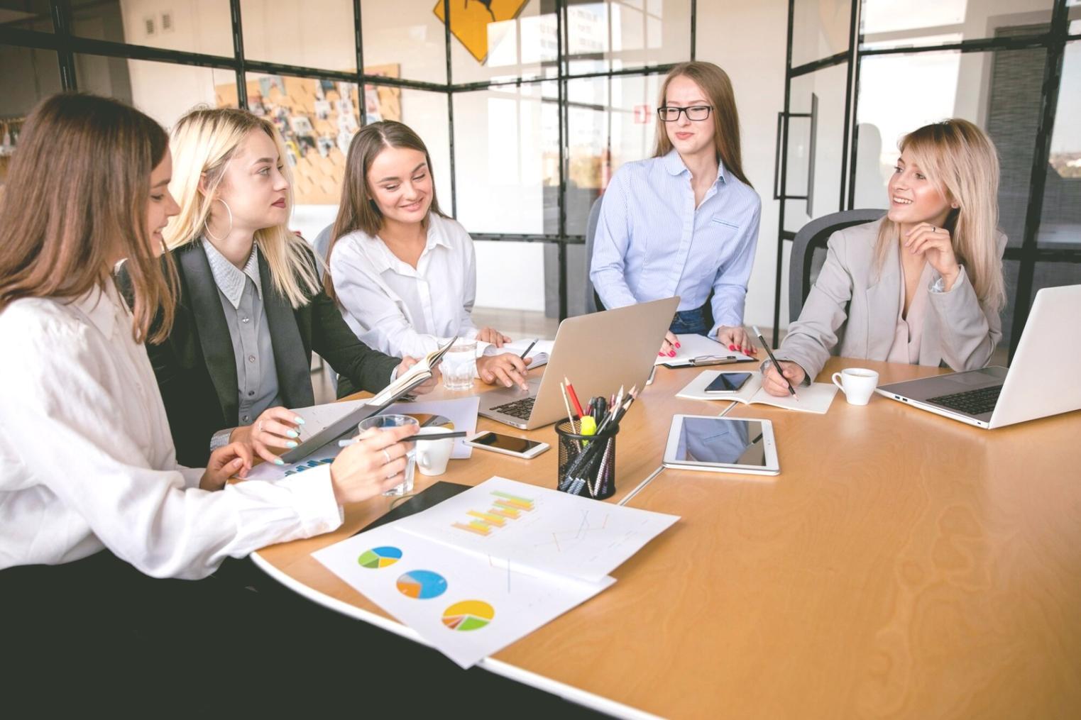 Equipo de startup trabajando en análisis financiero después de aplicar metodologías zavitanorae