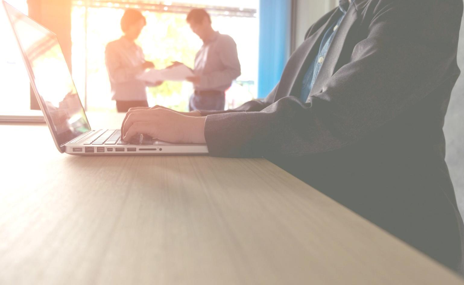 Espacio de trabajo colaborativo donde profesionales analizan datos financieros y estrategias de inversión